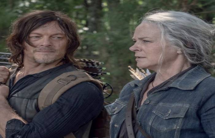 Daryl revealing his treachery to Leah and asking her to defect. How Old is Daryl in the Walking Dead